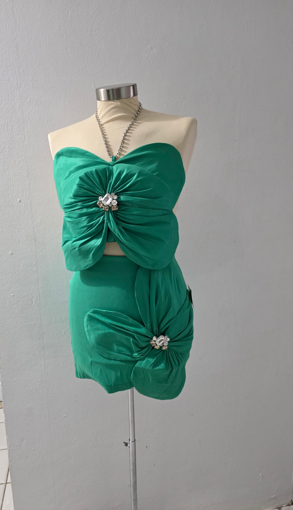Verde Quenepa floral top.