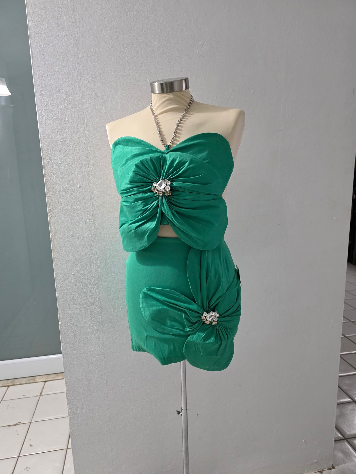 Verde Quenepa floral top.